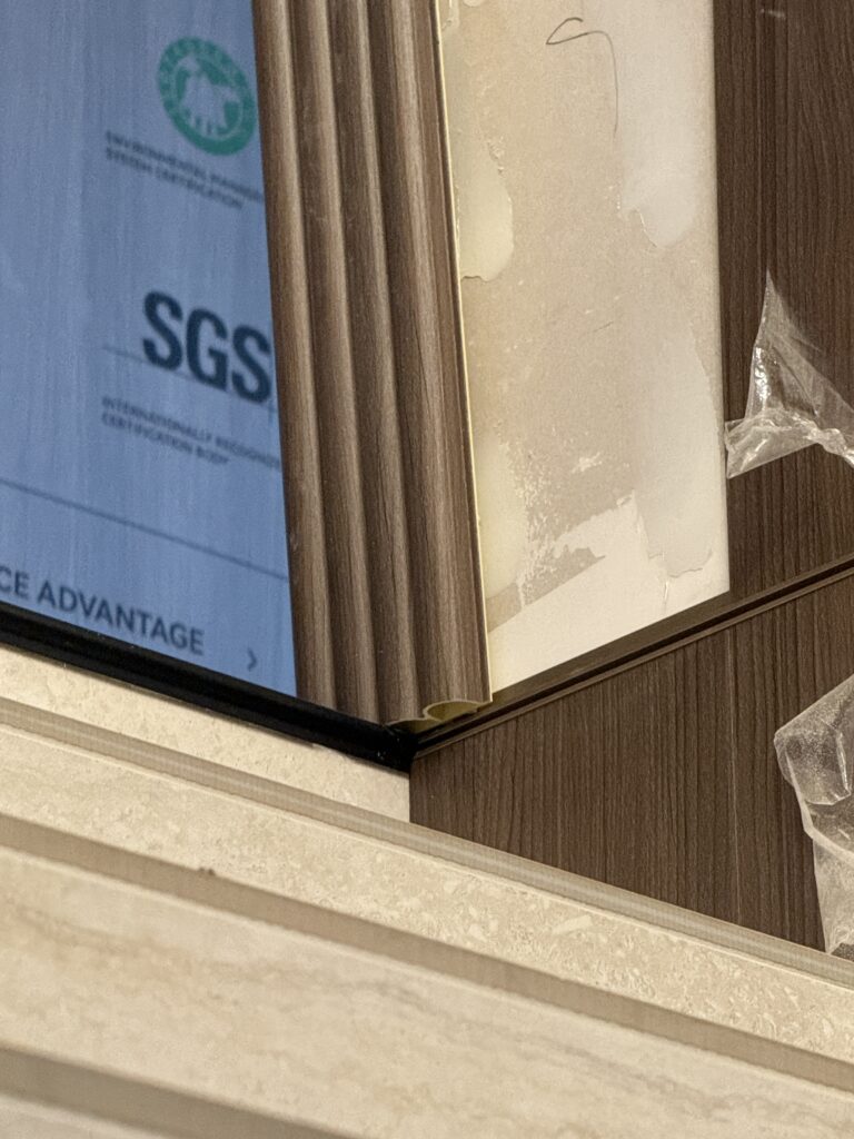 Detal dopasowania płyt węglowych do zabudowy przy schodach