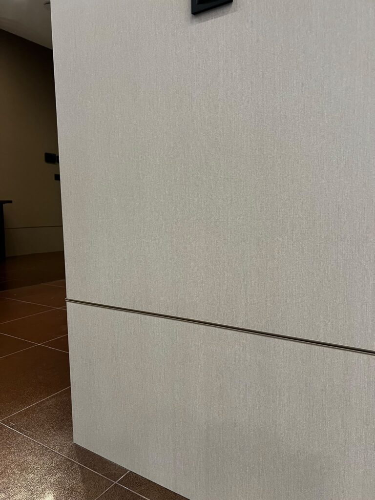 Zbliżenie na fakturę płyty węglowej WPC Płótno Szarobeżowe